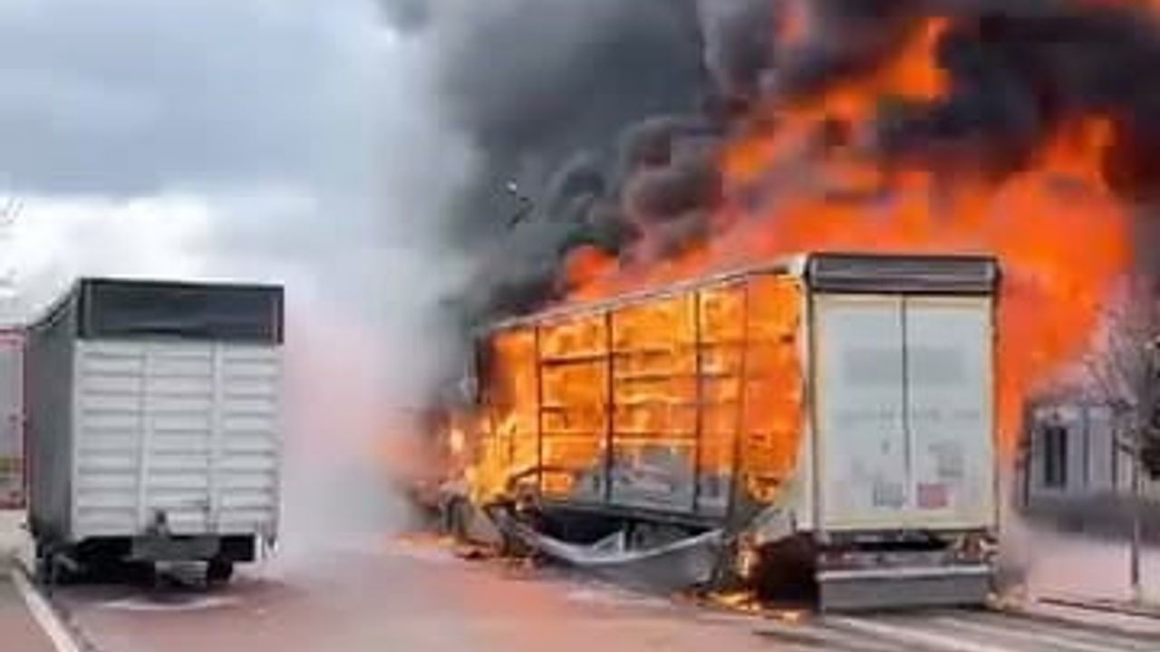 İnegöl'de park halindeki sünger yüklü tır dorsesinde yangın, bitişikteki mobilya yüklü dorsede hasar oluştu