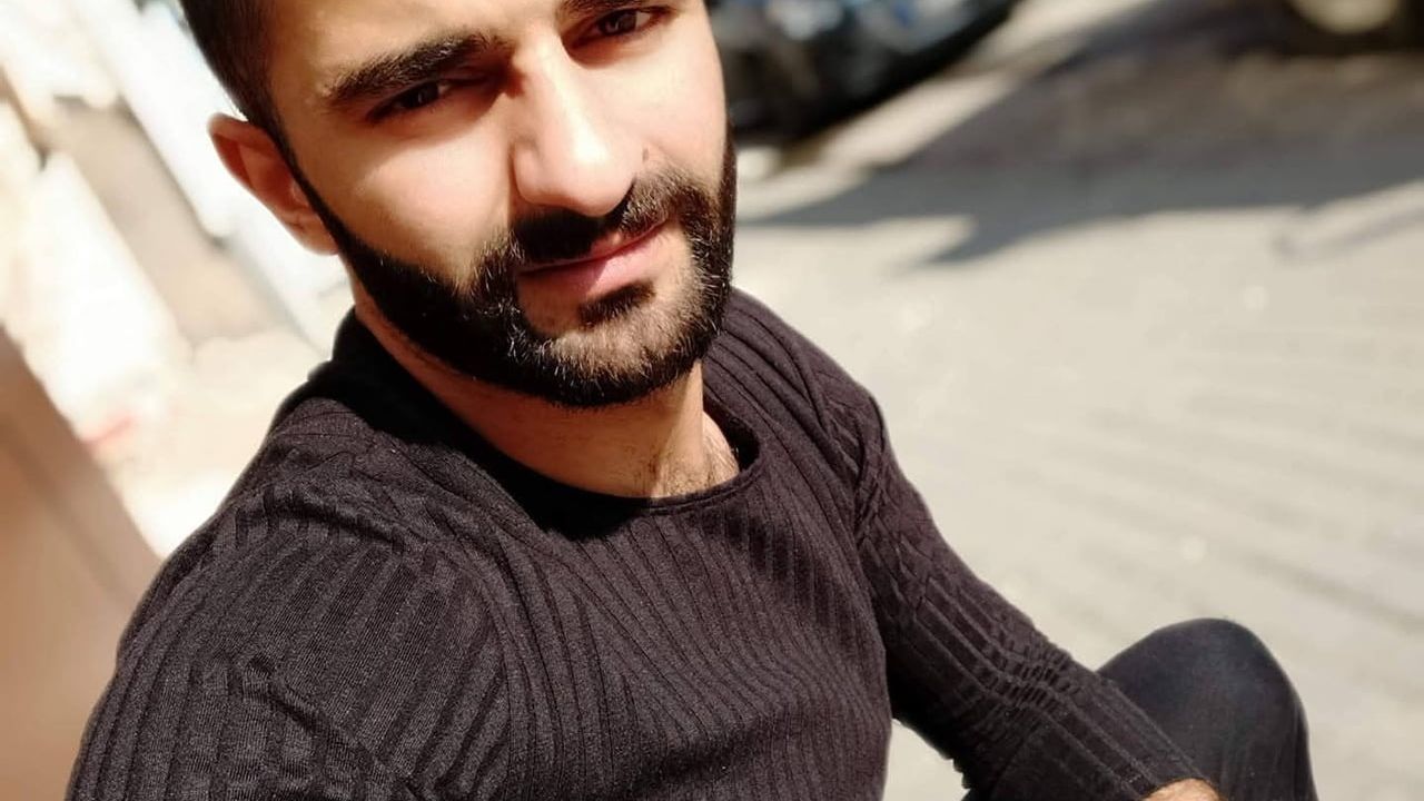 İnegöl'de talaş yüklü tır devrildi: Sürücü Emrah Aydın yaşamını yitirdi