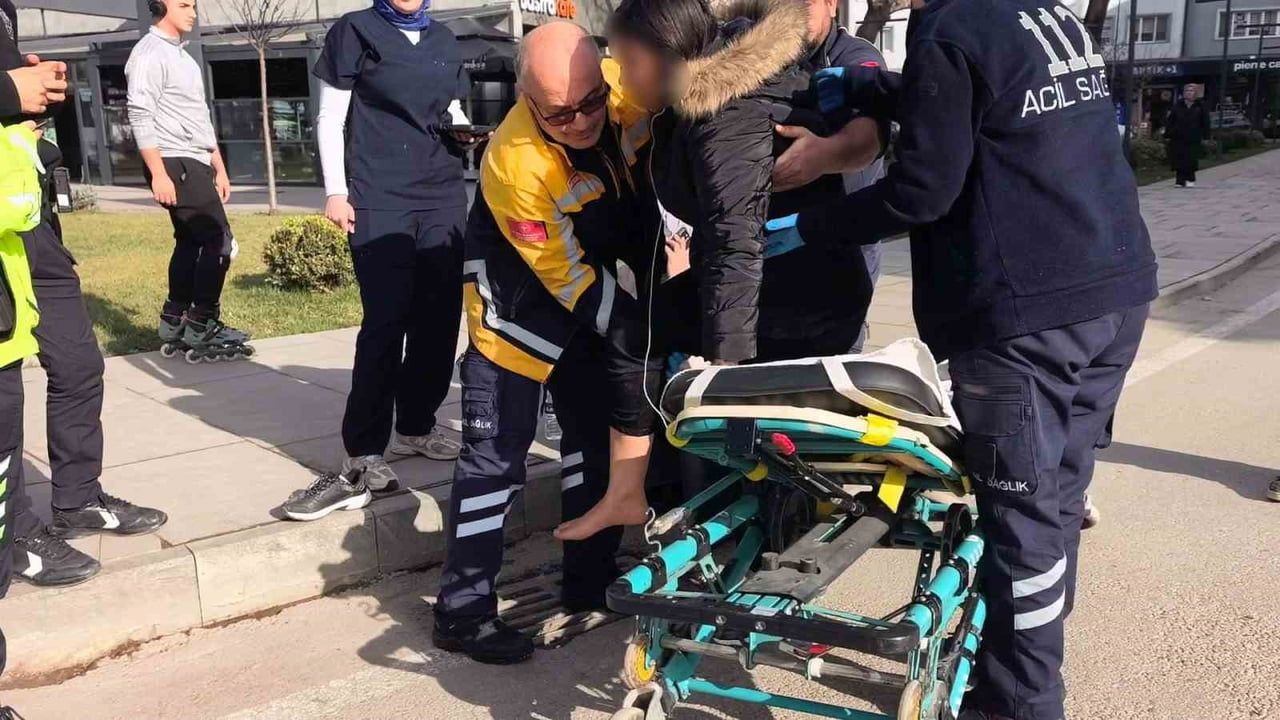 İnegöl'de yaya geçidinden geçen iki kadına otomobil çarptı