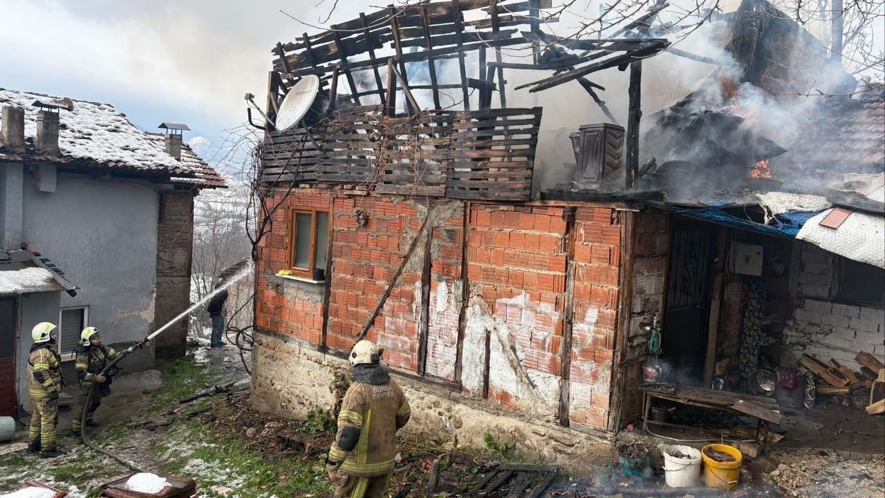 İnegöl Konurlar Mahallesi'nde tek katlı ev yangını: Çatı kullanılamaz hale geldi