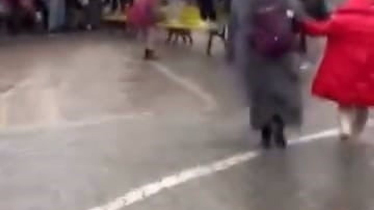 İnegöl Mahmudiye'de su basan okul: Veliler banklardan köprü kurarak öğrencileri tahliye etti