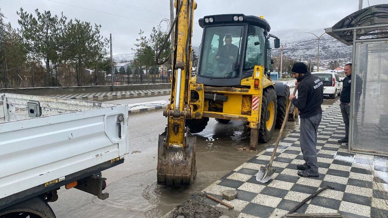 İnönü Belediyesi tıkalı yağmur suyu giderlerini temizleyerek su baskını ve buzlanma riskini azaltıyor