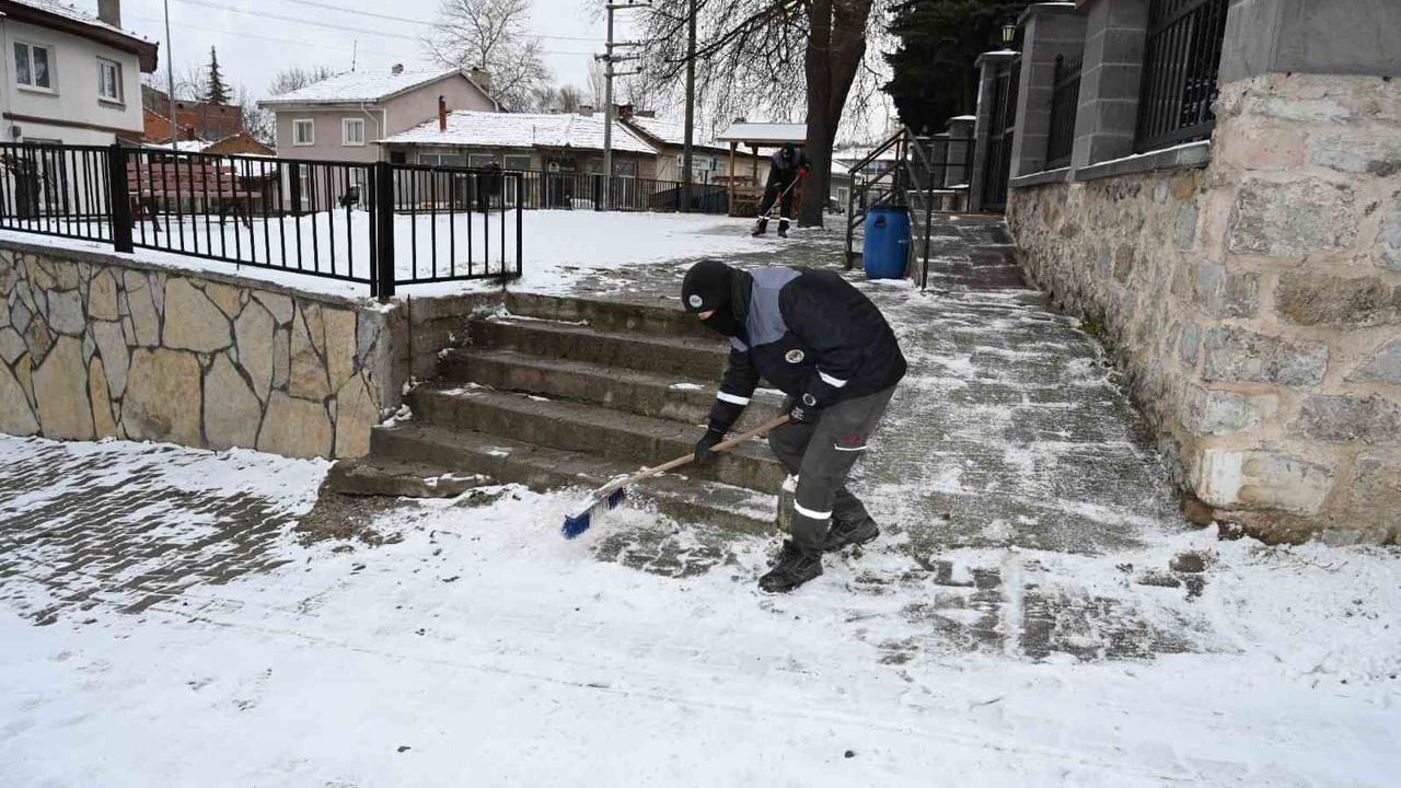 İnönü’de cami içleri ve kaldırımlarda buzlanma önlemleri güçlendirildi