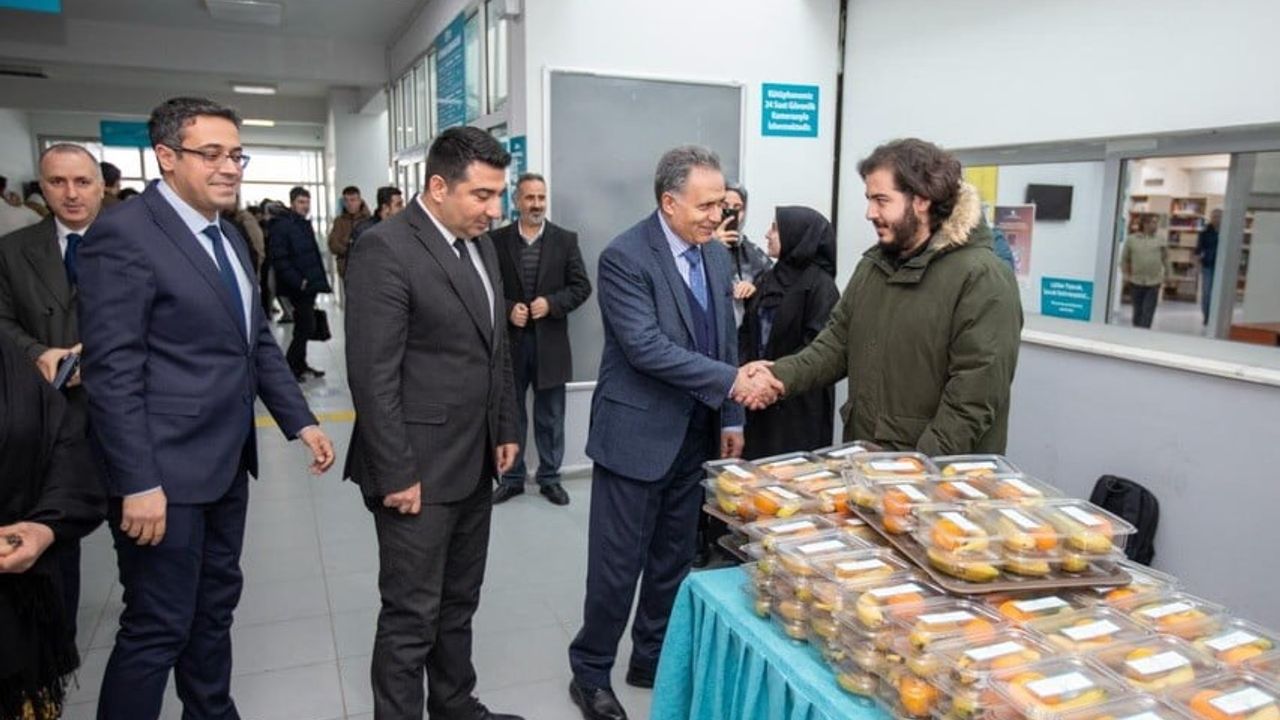İnönü Üniversitesi'nde final haftasında Rektör kütüphanede öğrencilere meyve ikram etti
