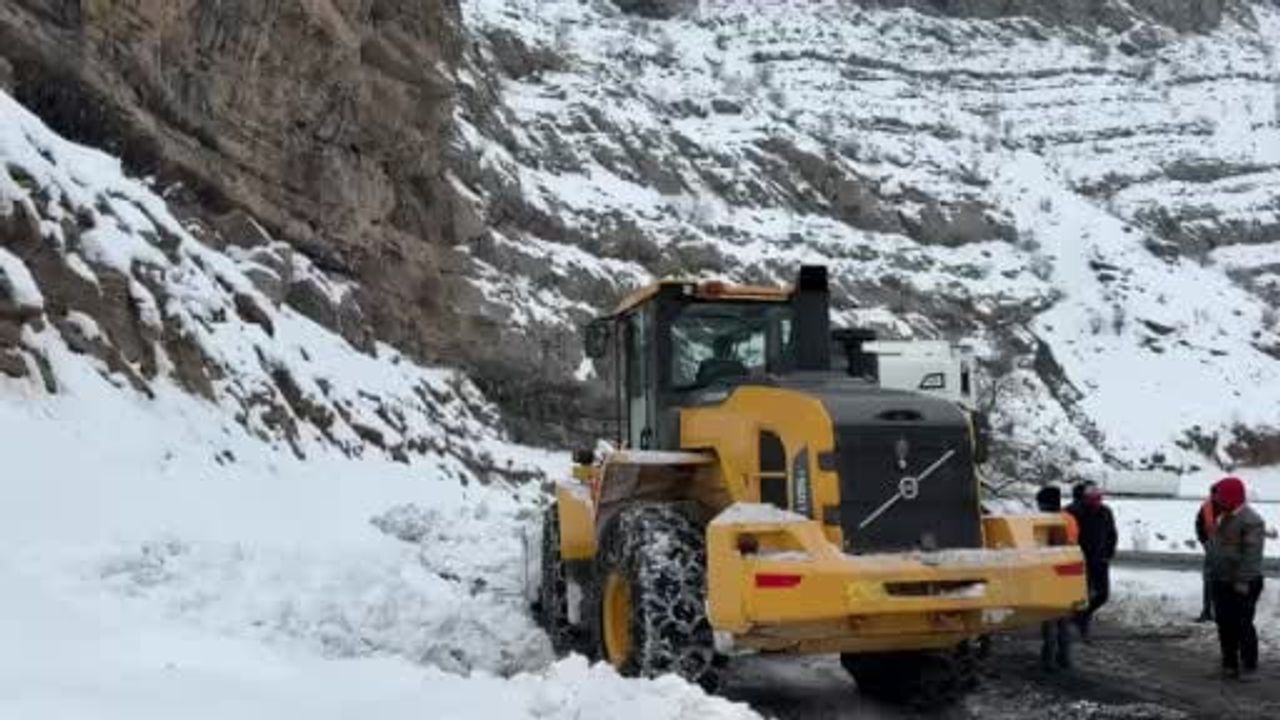 İpek Yolu'nda tır kuyruğu: Hakkari-Şırnak karayolunda yüzlerce araç mahsur kaldı