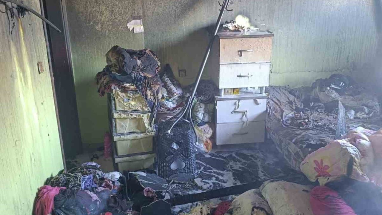 İskenderun’da 3. kattaki dairede yangın: itfaiye dumandan etkilenen kişiyi kurtardı