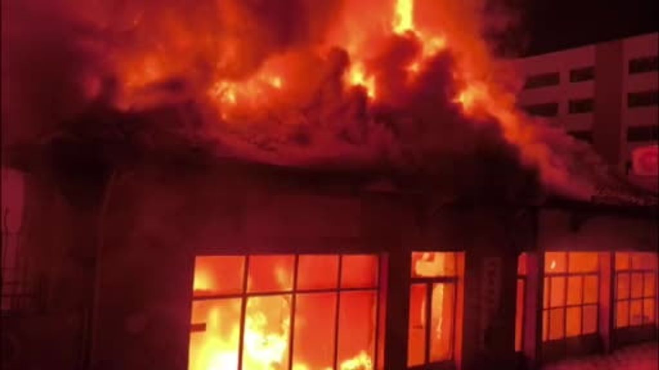 İskenderun'da akaryakıt istasyonunun yanında çıkan yangında müstakil bina kullanılamaz hale geldi