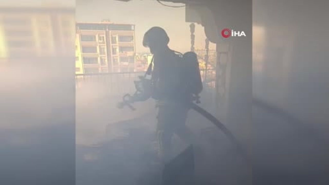 İskenderun'da daire yangını: İtfaiye evden çıkmak istemeyen kişiyi kurtardı