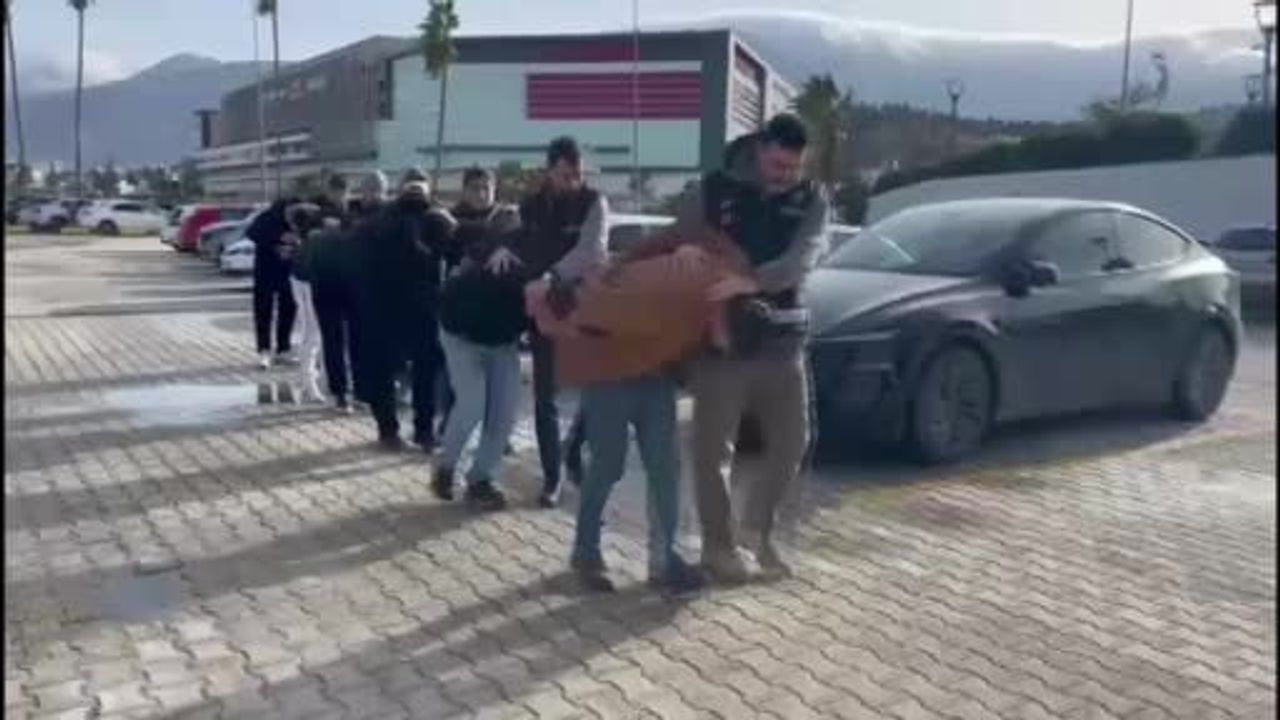 İskenderun’da gasp iddiası: 6 şüpheli tutuklandı, mağdurun 35 bin 750 TL’si ve cep telefonu ele geçirildi