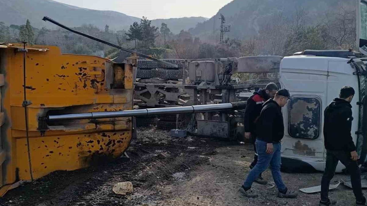 İskenderun'da hafriyat kamyonu devrildi: Sürücü itfaiye ekiplerince kurtarıldı