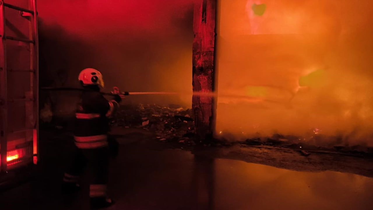 İskenderun'da metruk bina yangını itfaiyenin hızlı müdahalesiyle söndürüldü