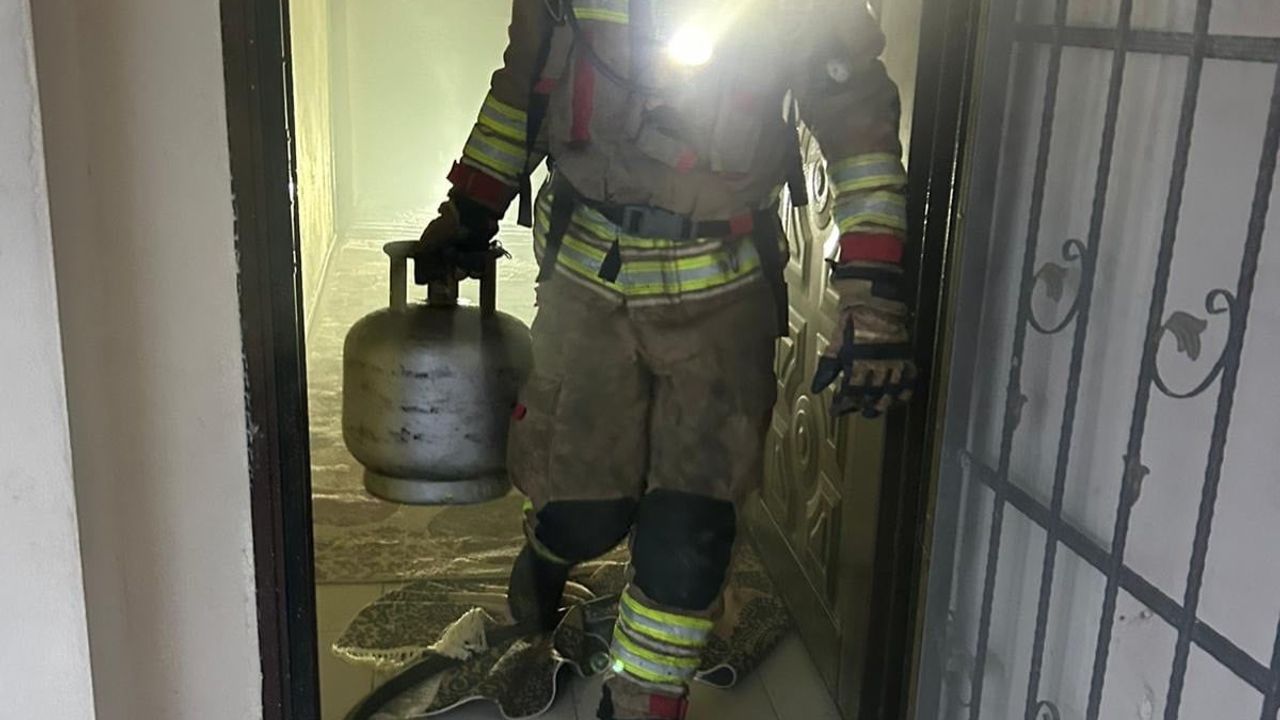 İskenderun’da müstakil evde yangın: Dumandan etkilenen 1 kişi itfaiye tarafından kurtarıldı