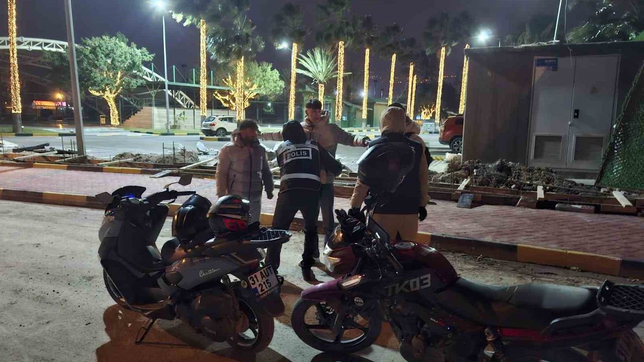 İskenderun'da polis soğuk havada gece uygulamalarını sürdürüyor