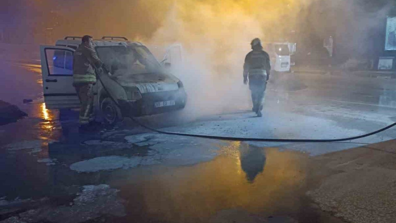 İskenderun'da Seyir Halindeki 65 EA 917 Plakalı Araçta Motor Yangını