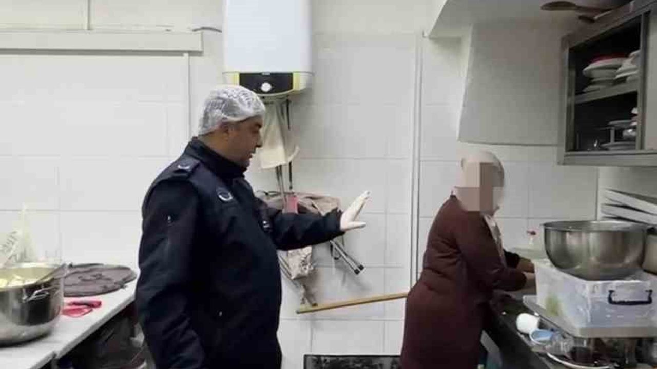 İskenderun'da zabıta denetiminde hijyen eksiklikleri: paspas tezgahında yıkanması, açık çöpler ve izmaritler tespit edildi