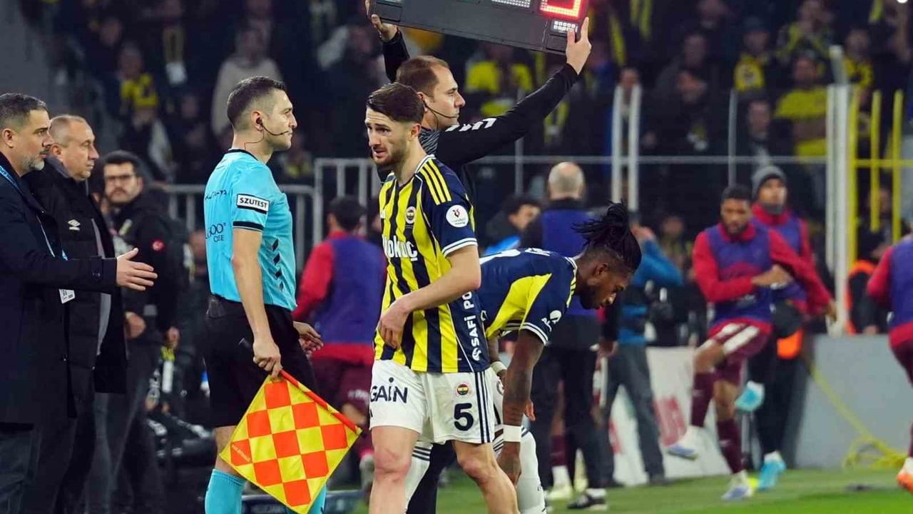 İsmail Yüksek, Fenerbahçe-Göztepe maçında 38. dakikada sakatlandı ve oyundan çıktı