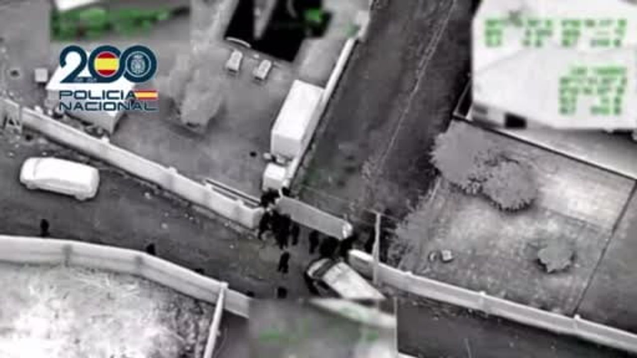 İspanya polisi Atlantik Okyanusu'nda yüzer üsler kuran uyuşturucu şebekesini 'Sombra Negra' operasyonuyla çökertti