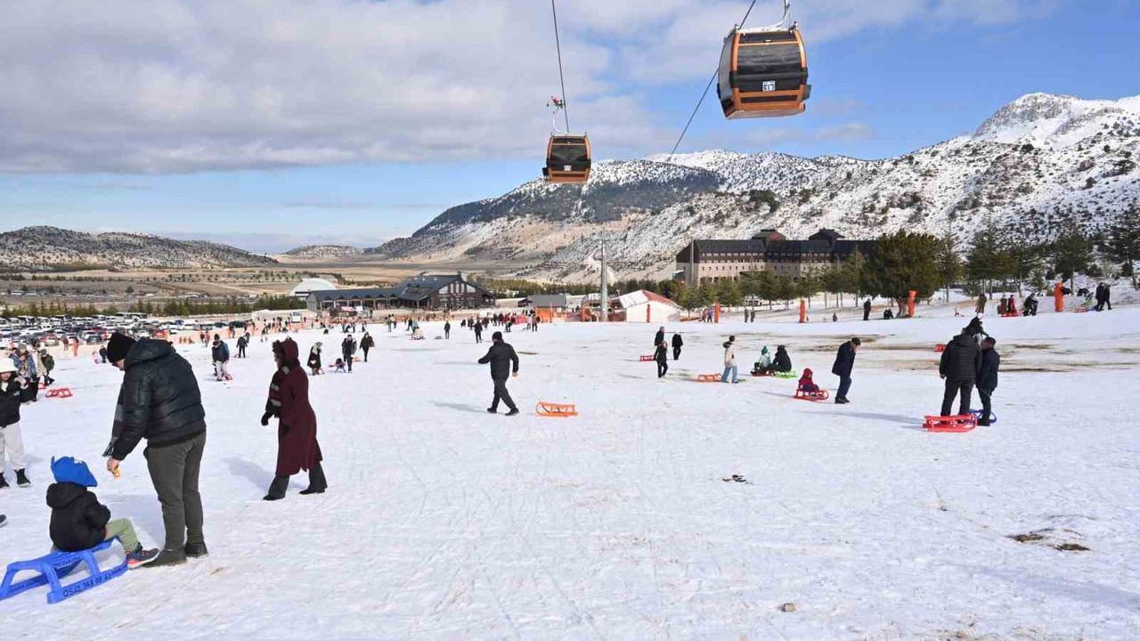 Isparta Belediyesi’nin ücretsiz sömestir seferleri çocukları Davraz’da ağırladı