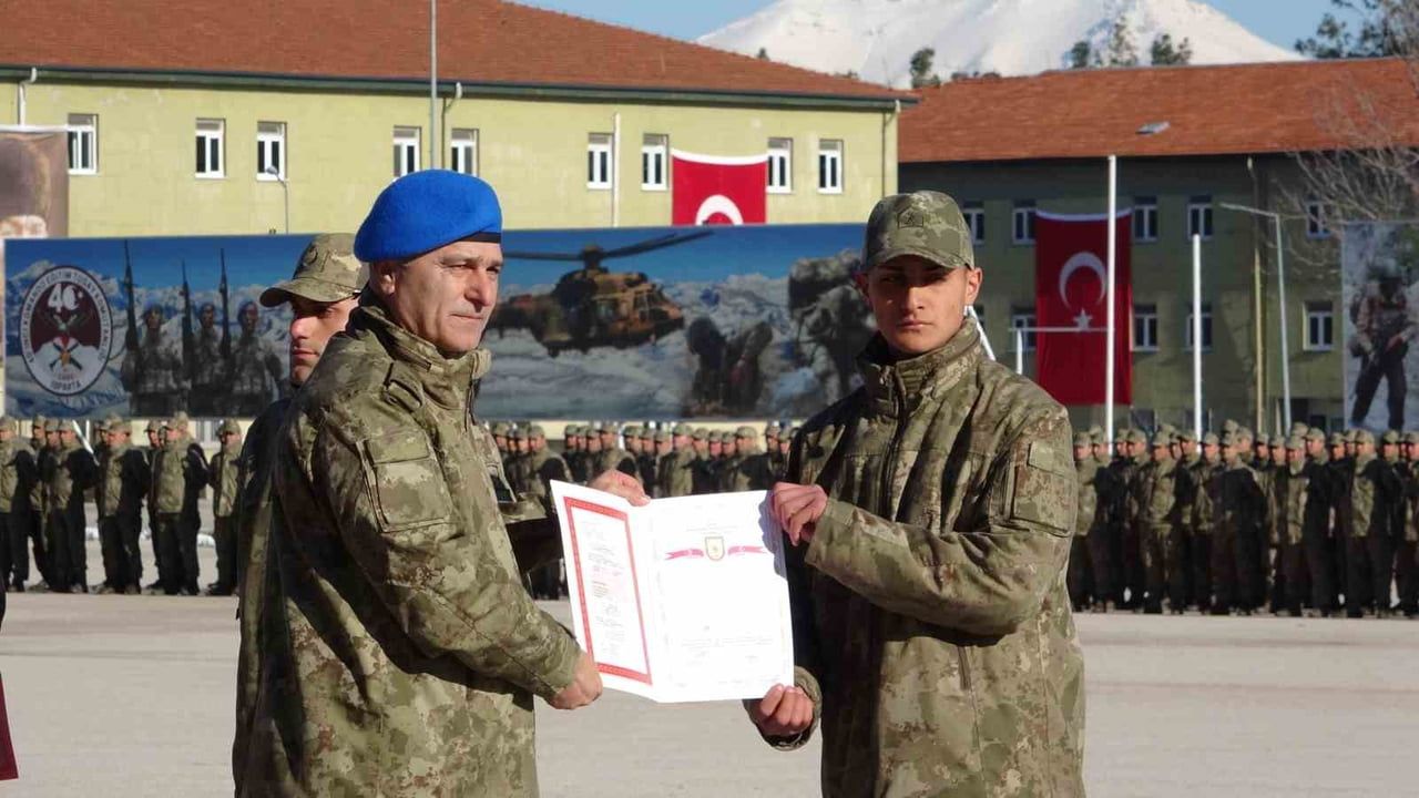 Isparta'da 40. Komando Eğitim Tugayı'nda Uzman Erbaş, Sözleşmeli Er ve Statü Geçişi Mezuniyet Töreni