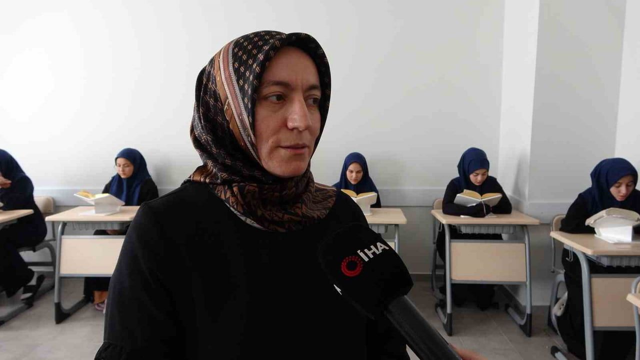 Isparta'da 5 genç kız hafızlığı tamamladı; kurs bahçesinde meşale, alkış ve Türk bayraklarıyla karşılandılar