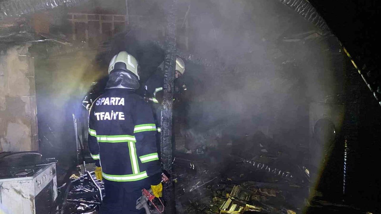 Isparta'da bacadan çıkan yangın iki katlı evi kullanılamaz hale getirdi