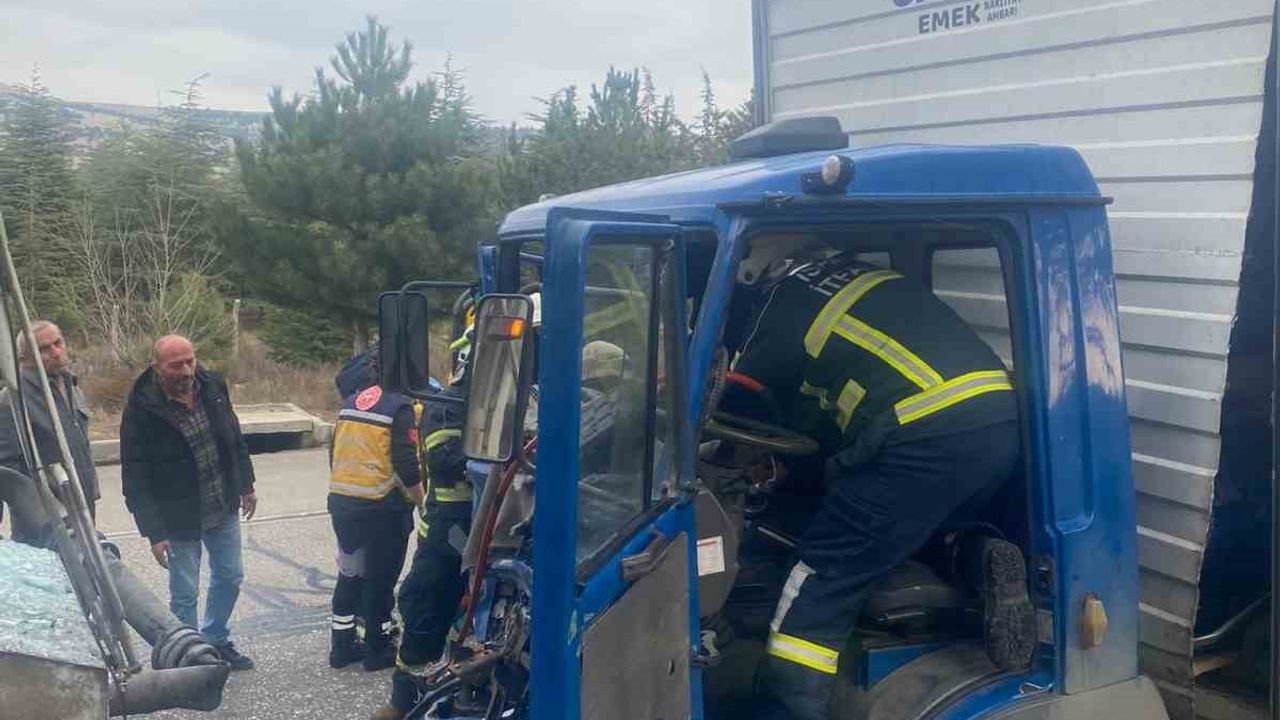 Isparta'da kamyonet ile mikser çarpıştı: 1 yaralı