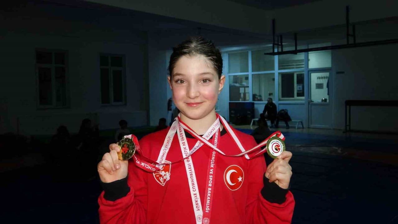 Isparta'da keşfedilen 10 yaşındaki güreşçi Asya Örnek, Türkiye şampiyonu oldu