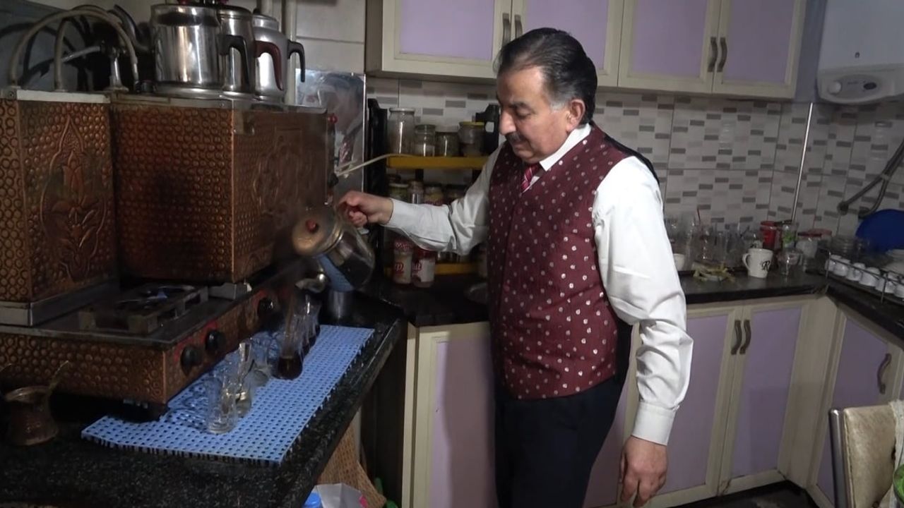 Isparta’da 'Moral İstasyonu': Ramazan Akden’in çay ocağı türküyle stres atma mekanı oldu