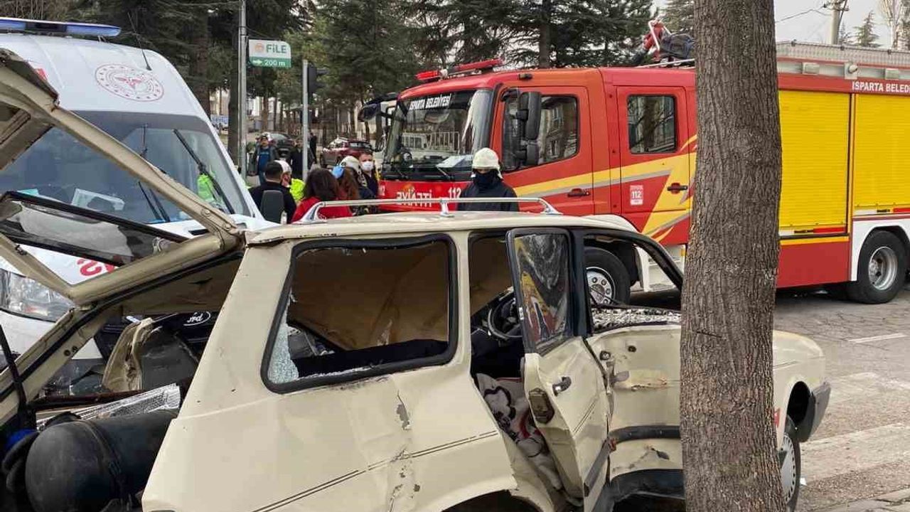 Isparta'da otomobil ile ambulans çarpıştı — 2 kişi yaralandı, itfaiye kurtardı