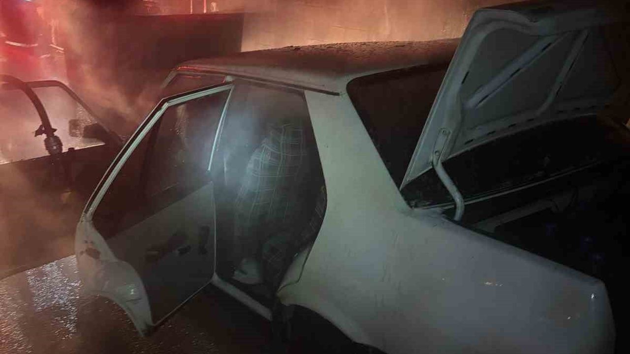 Isparta'da seyir halindeki Fiat Tofaş'ın motoru yandı; sürücü yara almadı