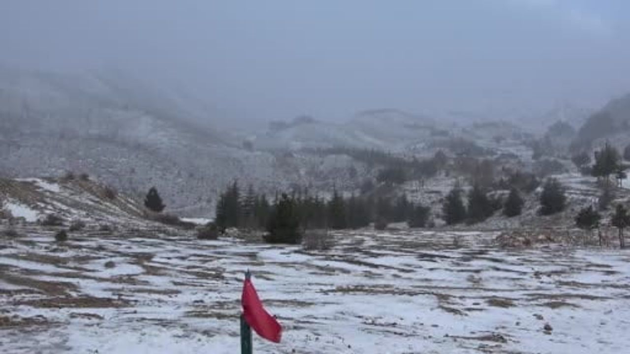 Isparta Davraz’da suni karla kayak keyfi devam ediyor