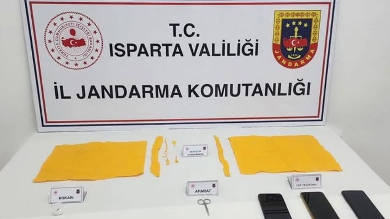 Isparta Gönen'de Jandarma Operasyonunda 12.150 Kullanımlık Sentetik Uyuşturucu Kağıdı ve 5 Gram Kokain Ele Geçirildi; 2 Şüpheli Tutuklandı