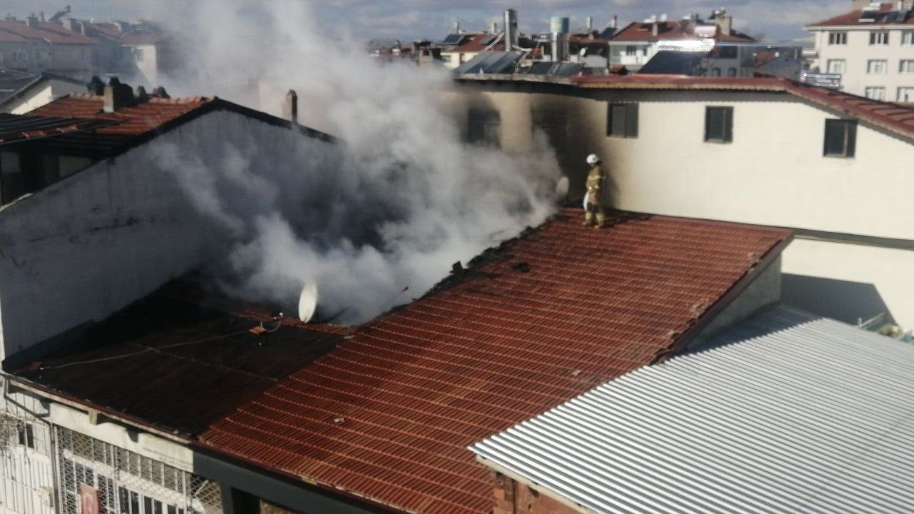 Isparta'nın Yalvaç ilçesinde hurda işletmesinin çatısında yangın kontrol altına alındı