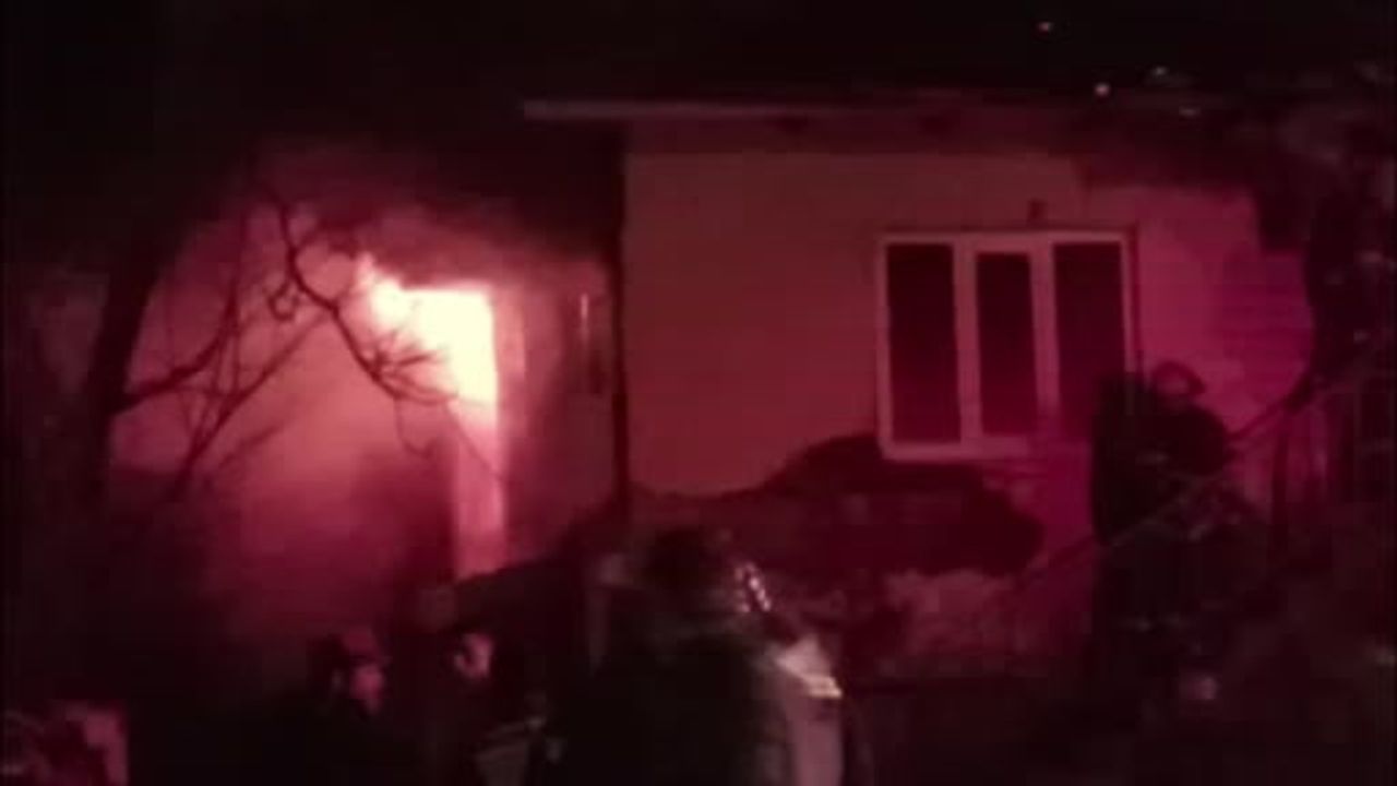 Isparta Şarkikaraağaç'ta çatı yangını: İki katlı evin bir bölümü kullanılamaz hale geldi