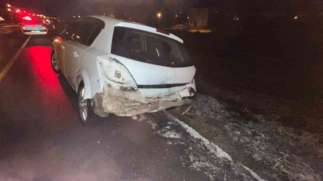 Isparta Şarkikaraağaç'ta iki otomobil çarpıştı: 3 yaralı