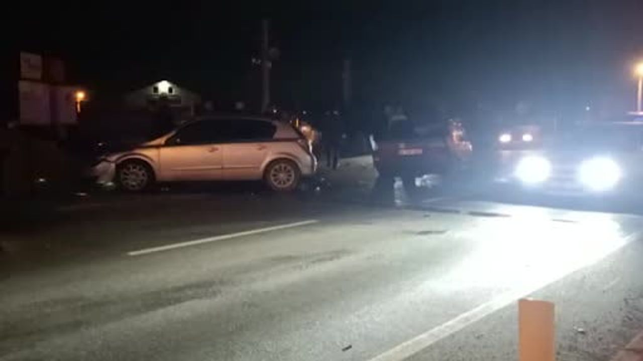 Isparta Şarkikaraağaç'ta iki otomobil çarpıştı: Sürücüler hafif yaralandı