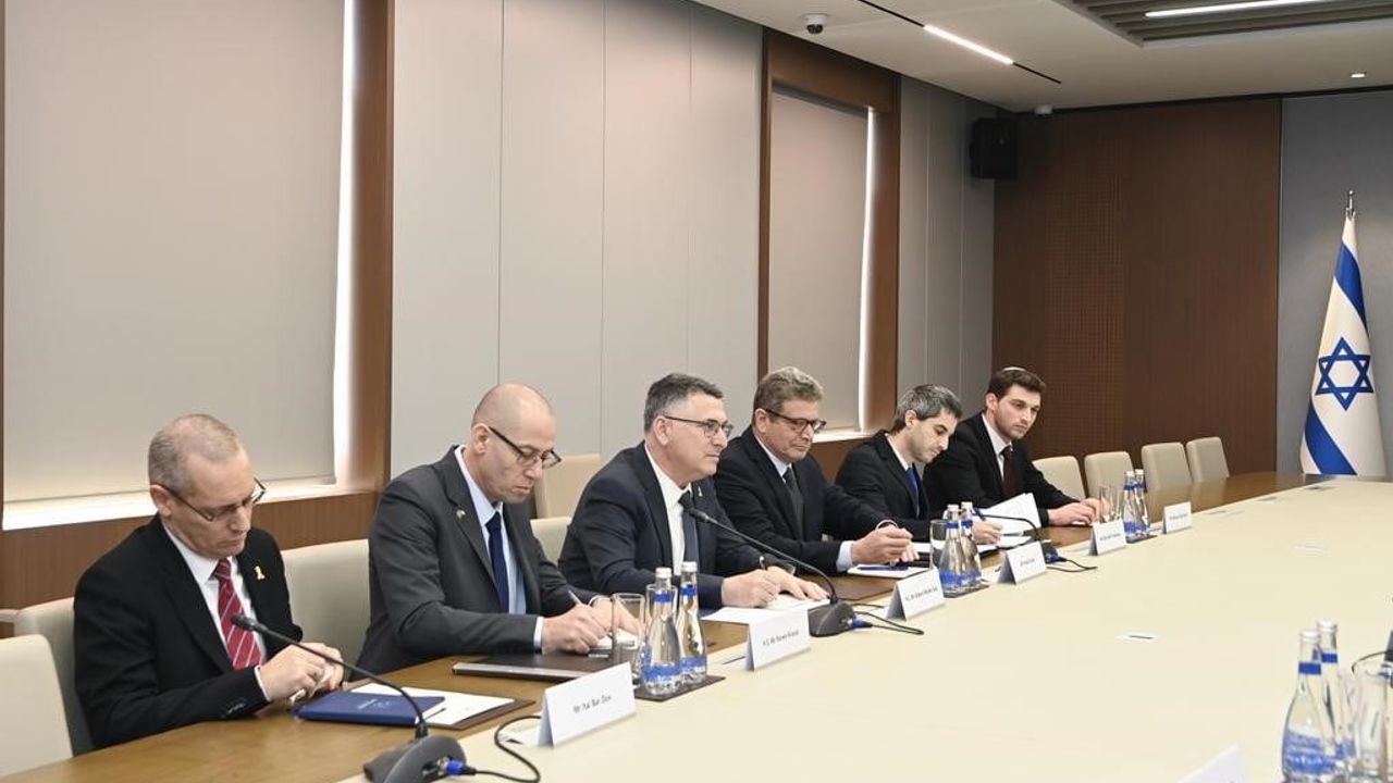 İsrail Dışişleri Bakanı Gideon Saar, Azerbaycan Dışişleri Bakanı Ceyhun Bayramov ile Bakü'de Görüştü