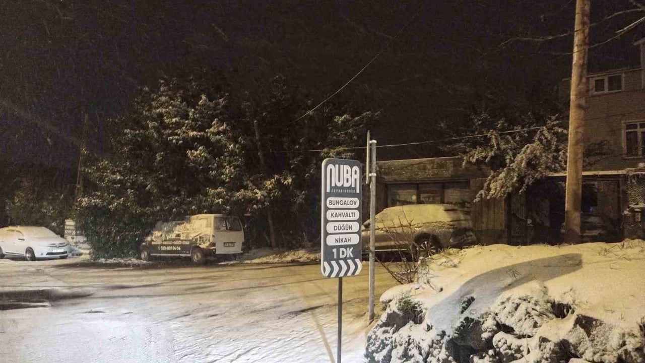 İstanbul Anadolu Yakası'nda Gece Boyunca Süren Kar Sabah Saatlerinde Etkisini Artırdı