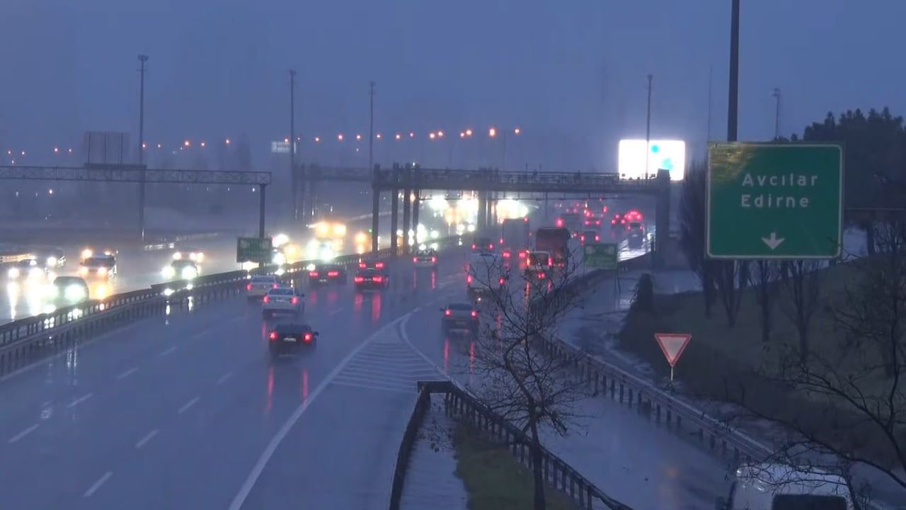 İstanbul Bağcılar'da kar yağışı sabah saatlerinde başladı