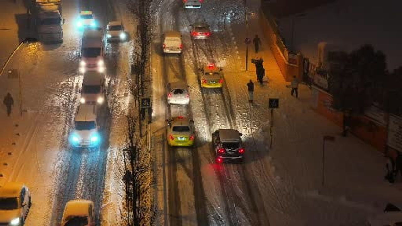 İstanbul Bağcılar'da yoğun kar: Yola hazırlıksız çıkan sürücülerin zorlu anları dronla görüntülendi