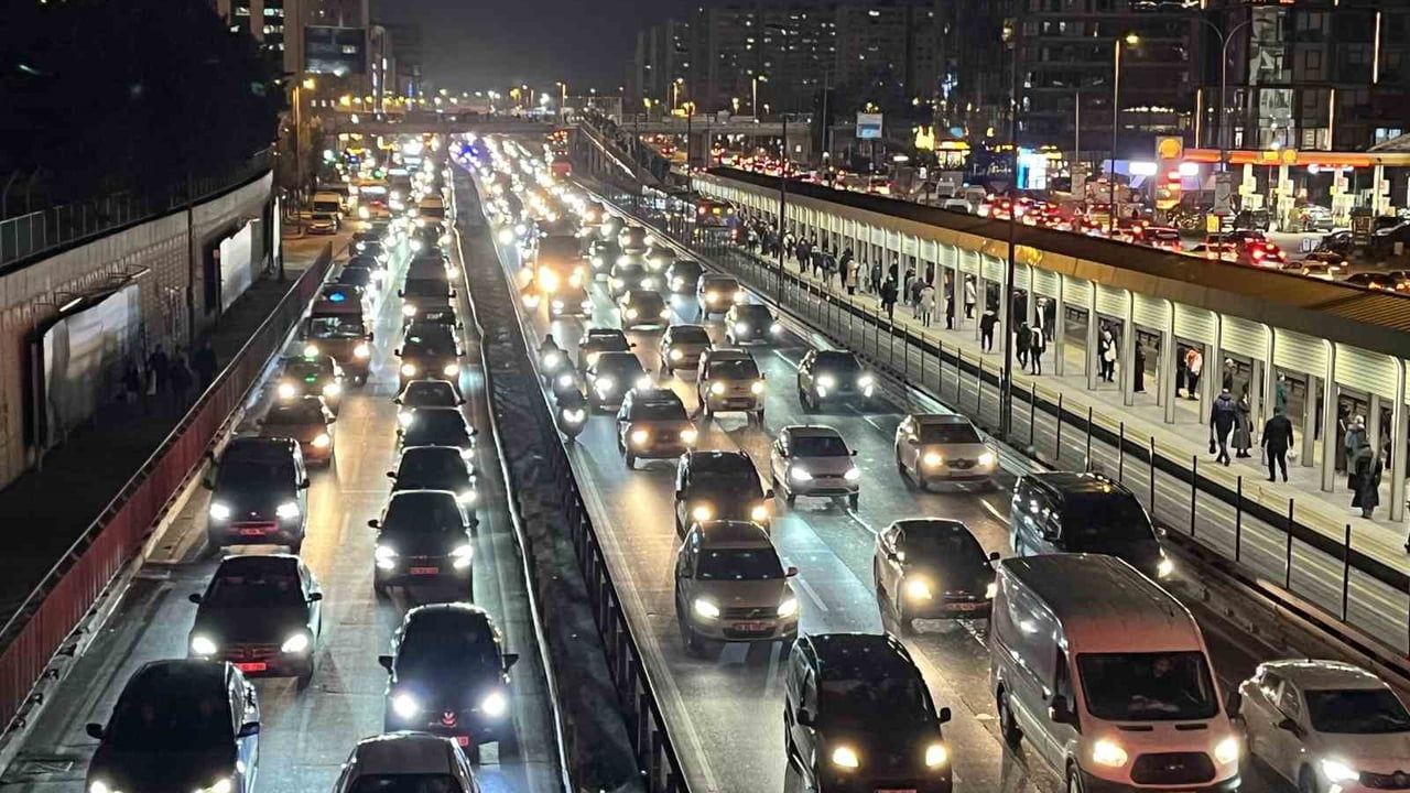 İstanbul'da akşam iş çıkışında trafik yoğunluğu yüzde 81'e yükseldi