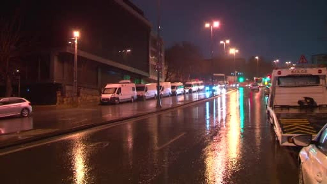 İstanbul’da akşam saatlerinde aniden etkili olan fırtına ve sağanak yağış