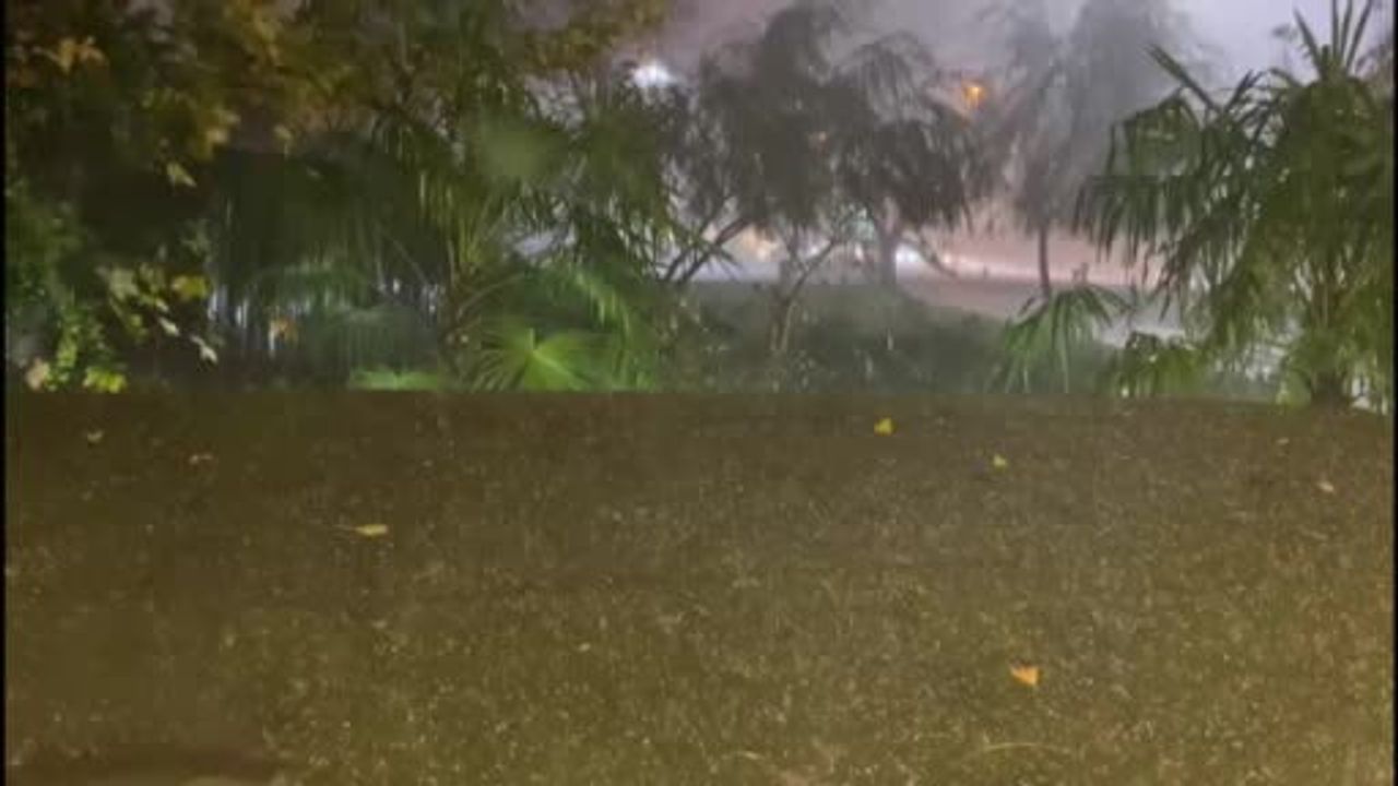 İstanbul'da Akşam Sağanağı: Şimşekler Geceyi Aydınlattı