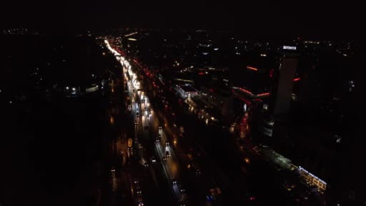 İstanbul'da aralıklı kar yağışı: Sabah trafik yoğunluğu yüzde 51 olarak ölçüldü