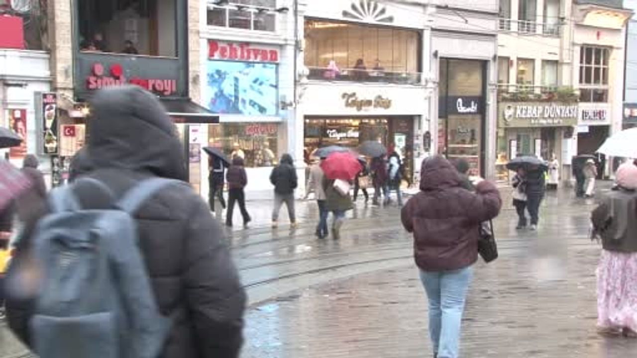 İstanbul'da aralıklı yağmur etkisini sürdürüyor