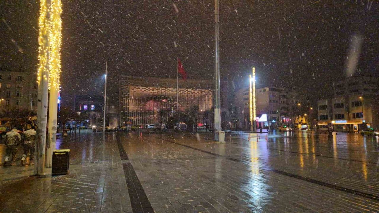 İstanbul'da beklenen kar gece saatlerinde etkisini gösterdi