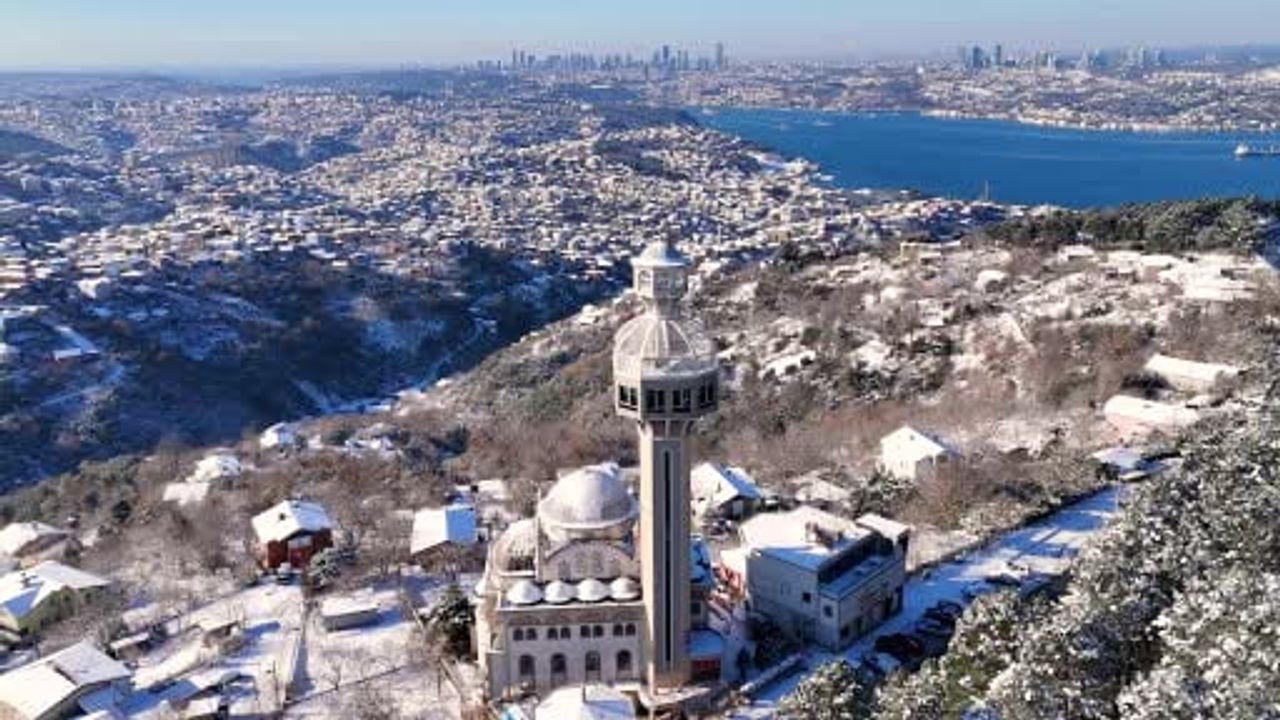 İstanbul’da Beykoz Kavacık sabaha karla beyaza büründü