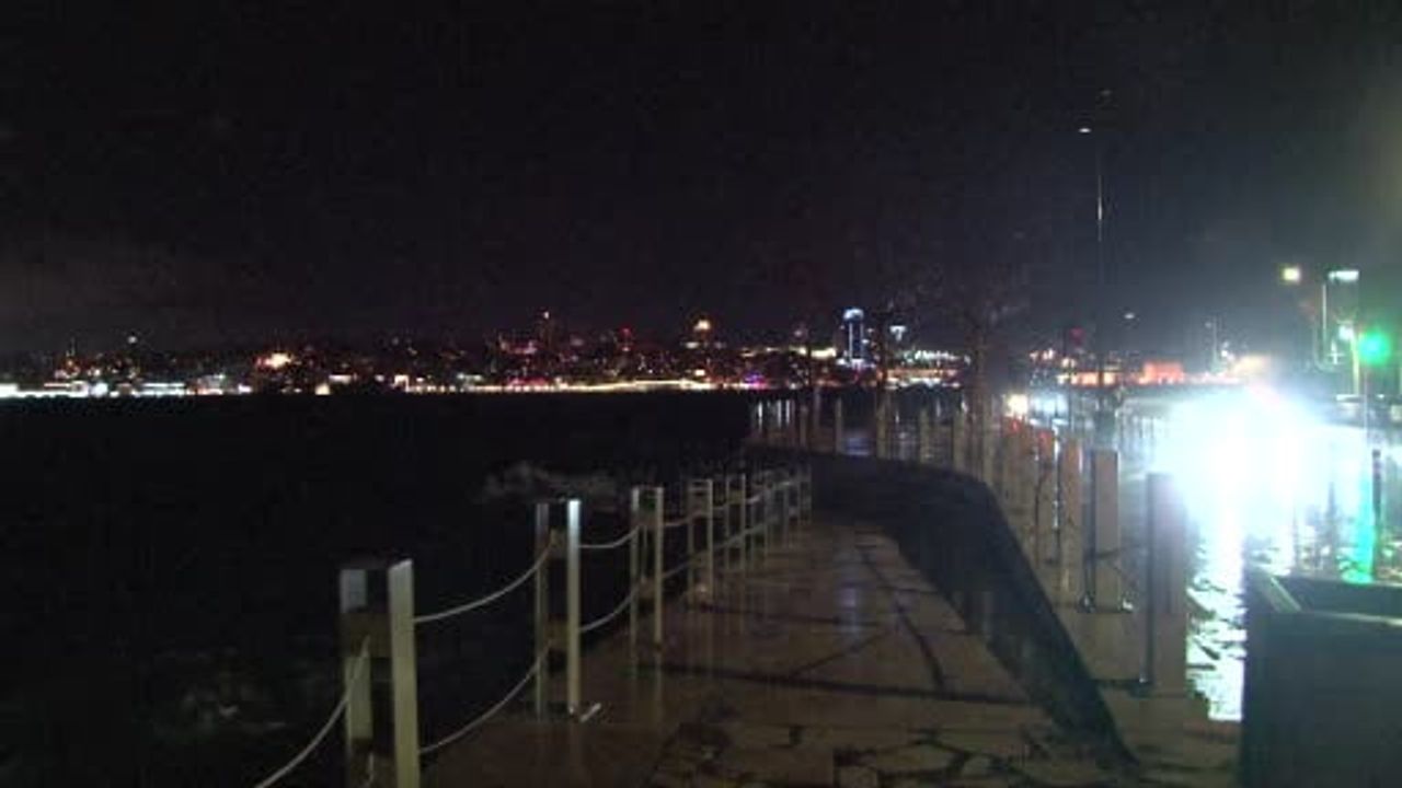 İstanbul'da fırtına Üsküdar sahilinde dev dalgalar oluşturdu