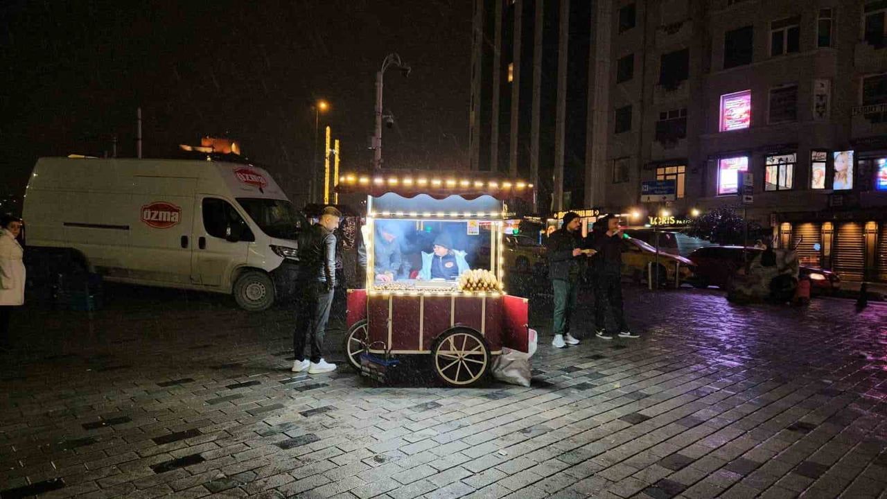 İstanbul'da gece saatlerinde aralıklı kar yağışı; Taksim'de kartpostallık görüntüler