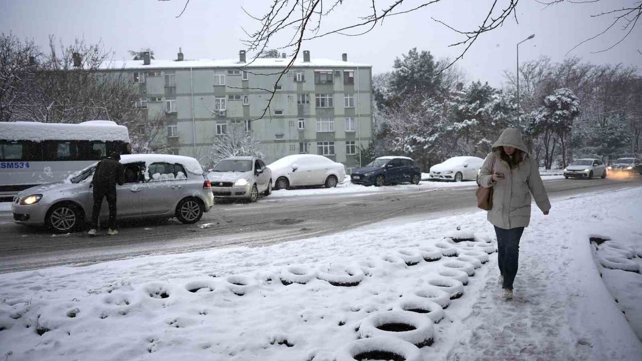 İstanbul’da gece ve sabah saatlerinde kar yağışı etkili oldu: Kağıthane, Taksim, Cevizlibağ beyaza büründü